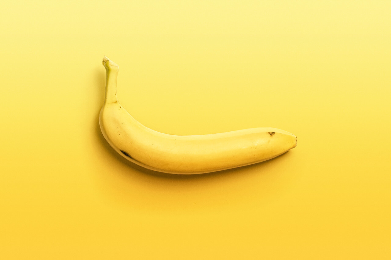 Bananenfrucht auf gelben Hintergrund