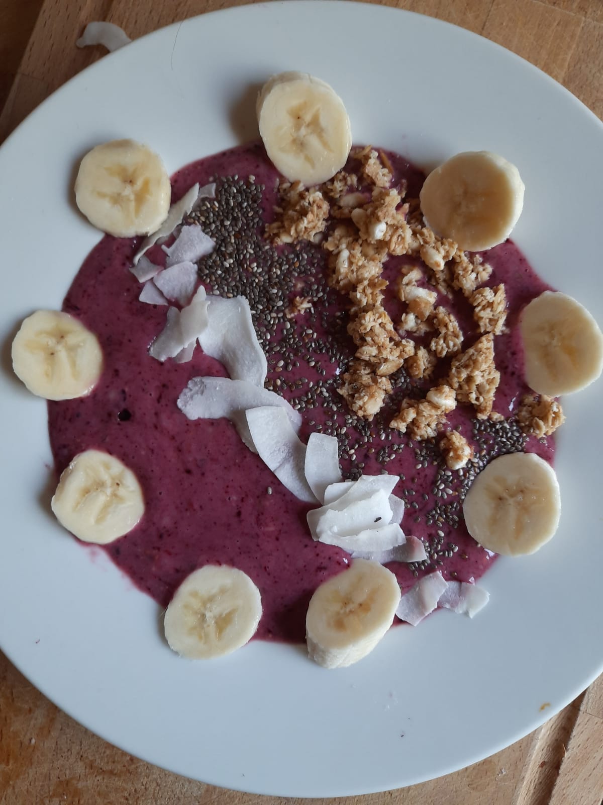 Frühstücksbowl mit Heidelbeerpulver
