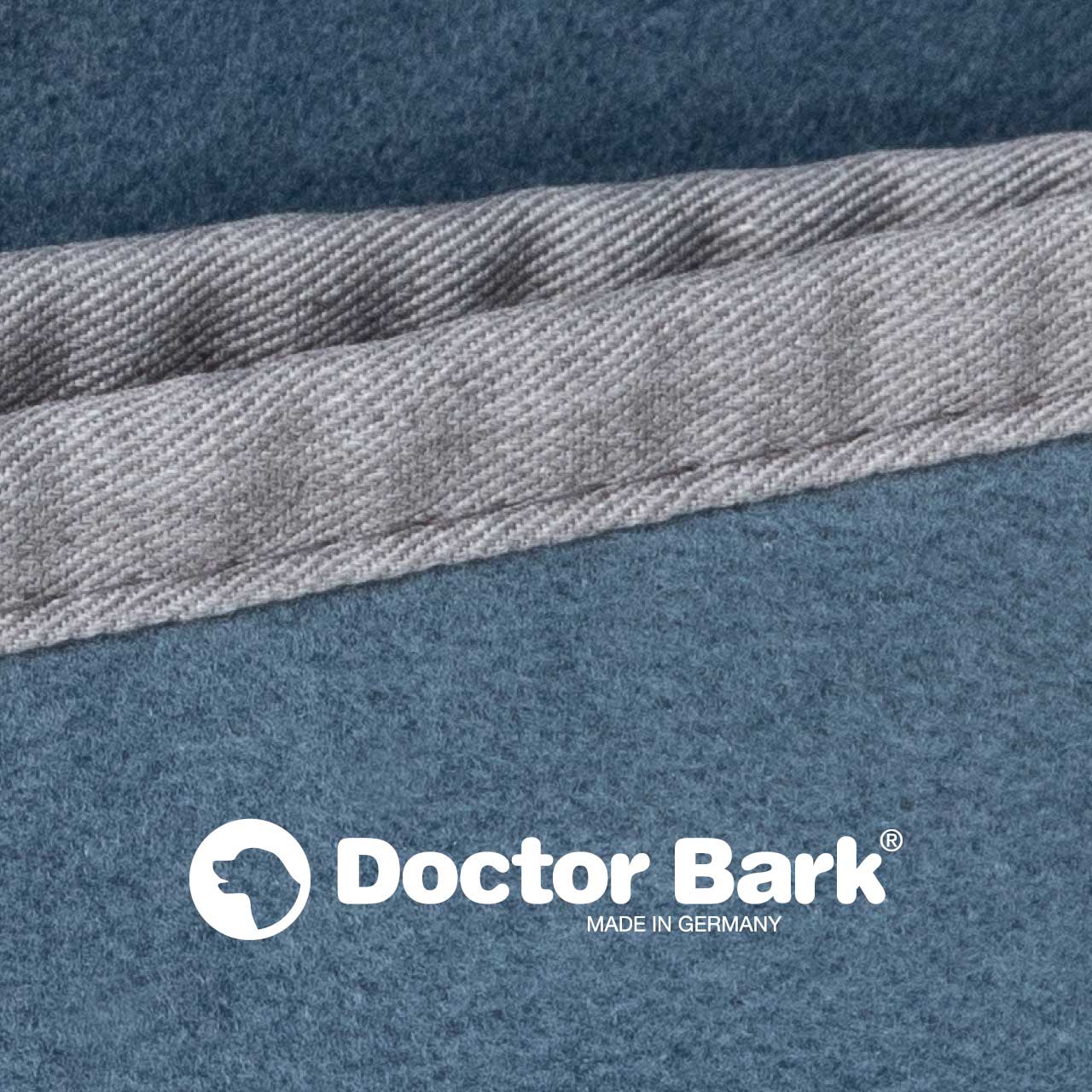 Markenkuscheldecke blaugrau von Doctor Bark